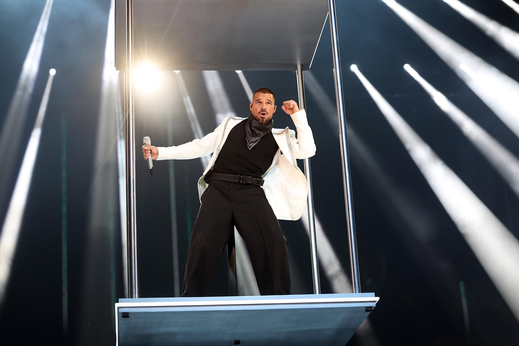 02-ricky-martin-vma-performance-2025-billboard-180
