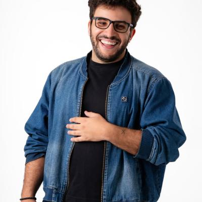 Elías Serulle: del marketing y las letras al stand-up y la TV dominicana