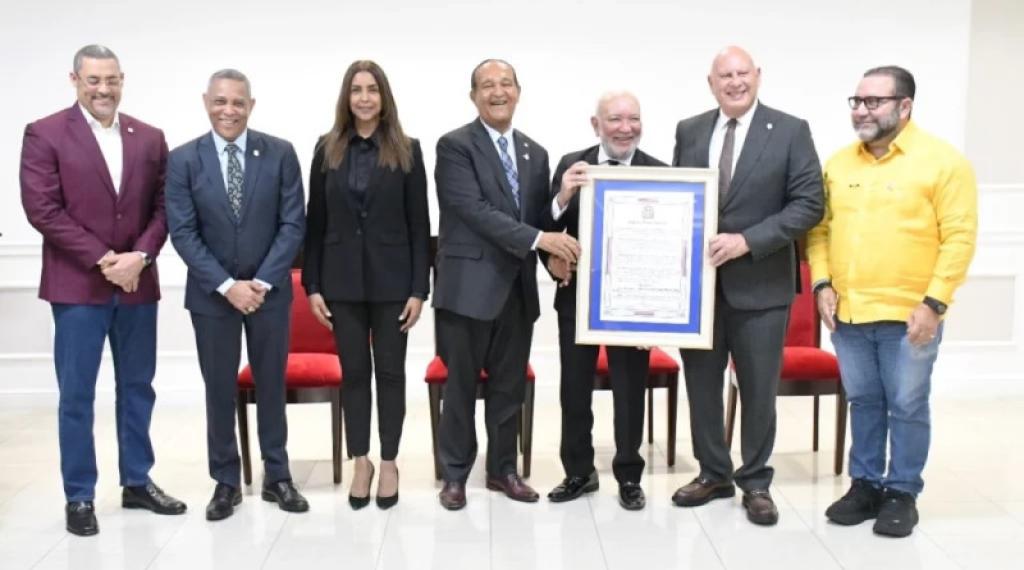 “Medios con alma”: el Senado reconoce a Jochy Santos por 50 años de trayectoria