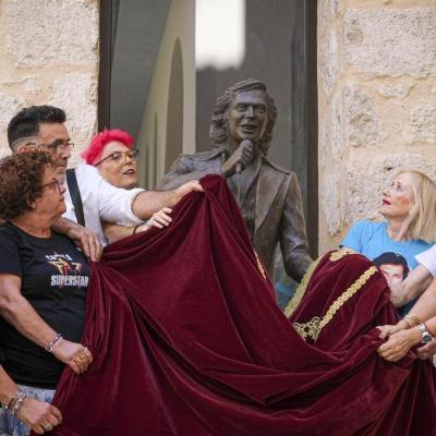 Camilo Sesto ya descansa en el mausoleo de su Alcoy natal