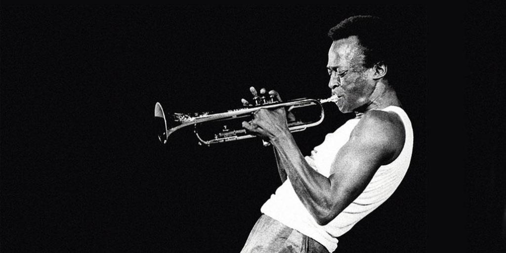 Miles Davis: un siglo del músico que torció cuatro veces el rumbo del jazz