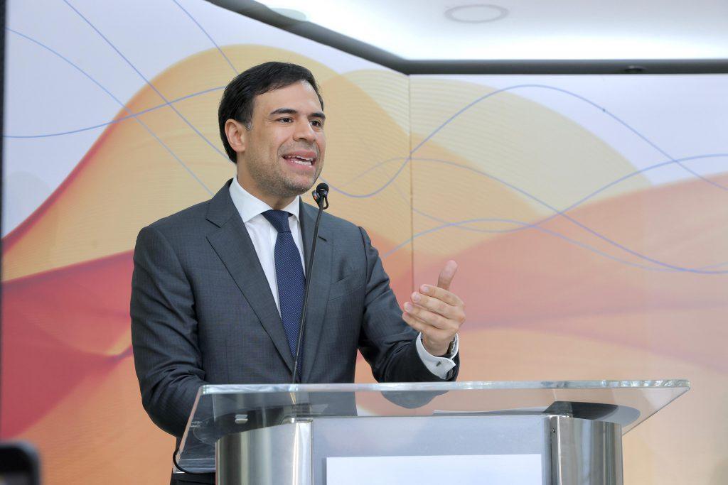 Amadeo Julián recibe el Premio Nacional Feria del Libro Eduardo León Jimenes por ensayo sobre economía colonial