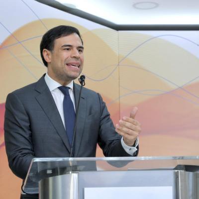 Amadeo Julián recibe el Premio Nacional Feria del Libro Eduardo León Jimenes por ensayo sobre economía colonial