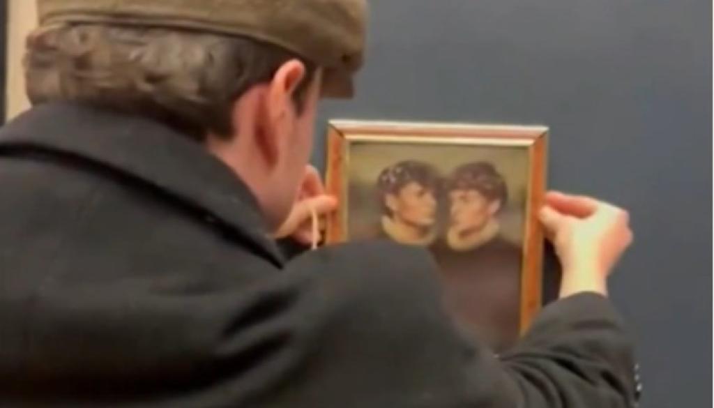 Nuevo incidente en el Louvre: dos bromistas cuelgan una obra falsa junto a la Mona Lisa