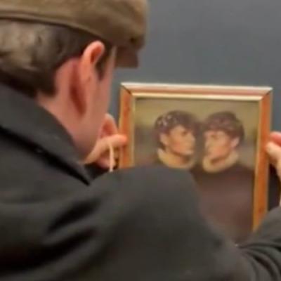 Nuevo incidente en el Louvre: dos bromistas cuelgan una obra falsa junto a la Mona Lisa