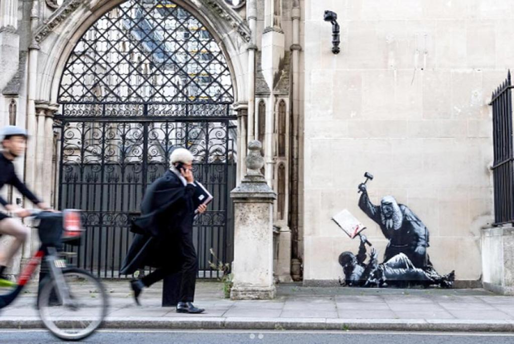 Banksy irrumpe ante el Tribunal de Justicia de Londres: un juez golpeando a un manifestante