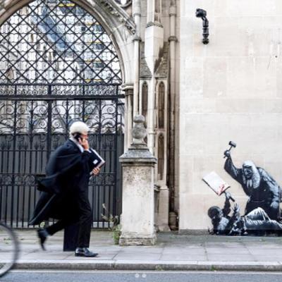 Banksy irrumpe ante el Tribunal de Justicia de Londres: un juez golpeando a un manifestante