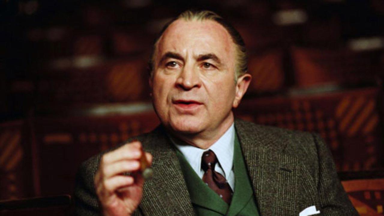 bob-hoskins-mrs-henderson-presents