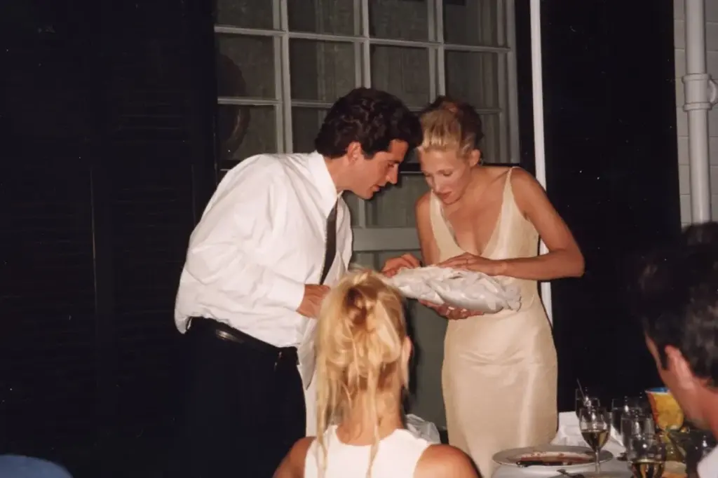 Fotos inéditas desvelan la boda secreta de JFK Jr. y Carolyn Bessette-Kennedy