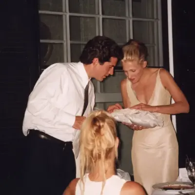 Fotos inéditas desvelan la boda secreta de JFK Jr. y Carolyn Bessette-Kennedy
