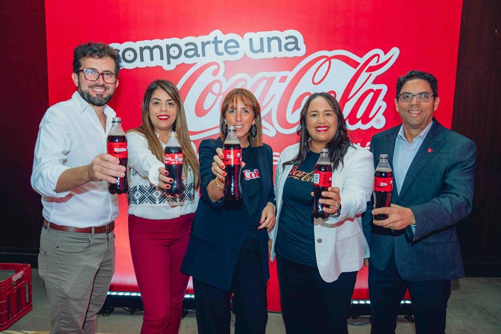 Una bebida con tu nombre: Coca-Cola conmemora 80 años con identidad dominicana