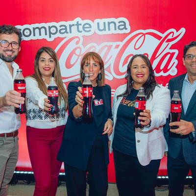 Una bebida con tu nombre: Coca-Cola conmemora 80 años con identidad dominicana