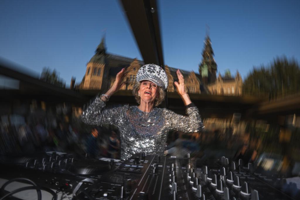 DJ Gloria: ritmo, energía y luces a las discotecas de Suecia... ¡a sus 81 años!
