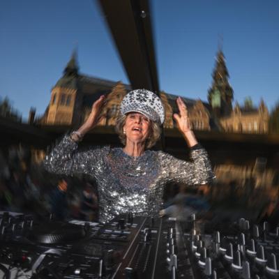 DJ Gloria: ritmo, energía y luces a las discotecas de Suecia... ¡a sus 81 años!