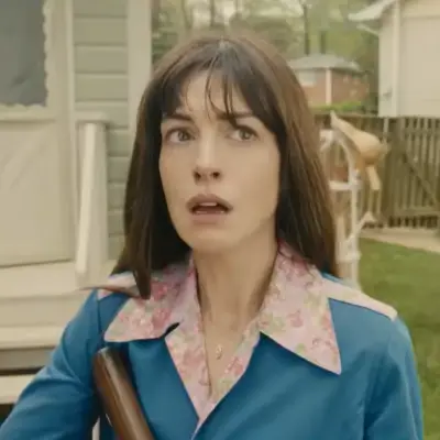 Anne Hathaway cambia la moda por la supervivencia: su regreso a la ciencia ficción en 'El final de la calle Oak'