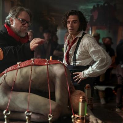En español y en confianza: así rodaron Frankenstein Guillermo del Toro y Óscar Isaac una historia europea… desde lo latino
