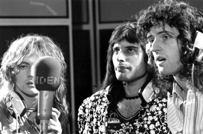 freddie-mercury-coros-queen