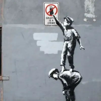 Banksy: el fantasma que escribe en los muros del mundo