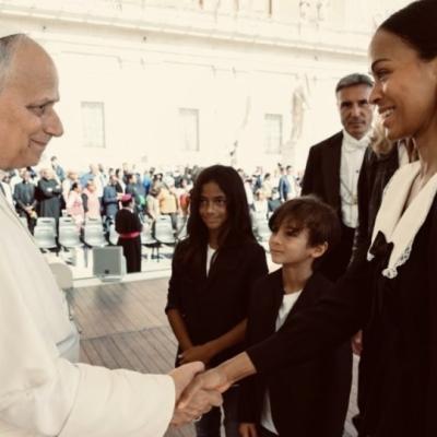 Zoe Saldaña tiene emotivo encuentro con el Papa León XIV en el Vaticano
