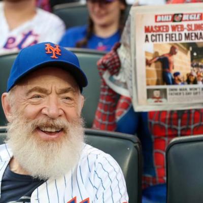 J.K. Simmons y Spider-Man protagonizan un momento viral en un juego de béisbol
