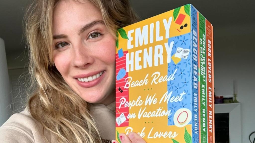 Emily Henry: de paseadora de perros a reina del romance contemporáneo