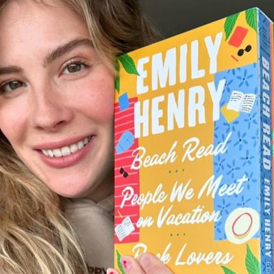 Emily Henry: de paseadora de perros a reina del romance contemporáneo
