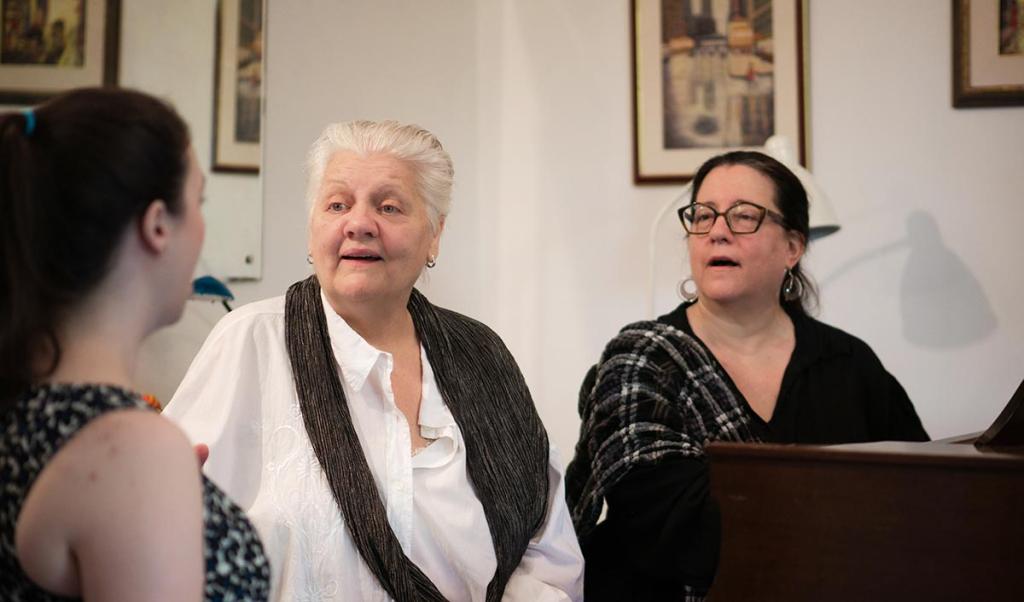 El arte de sanar voces: el legado de dos sopranos en un pueblito de Italia