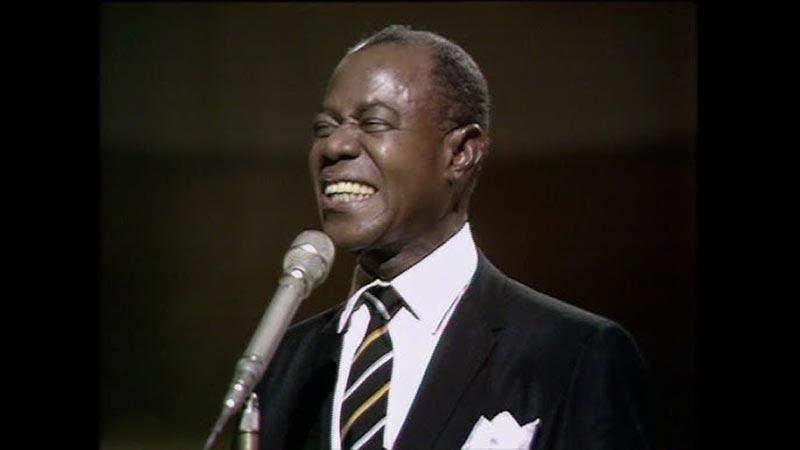 louis-armstrong-cantando