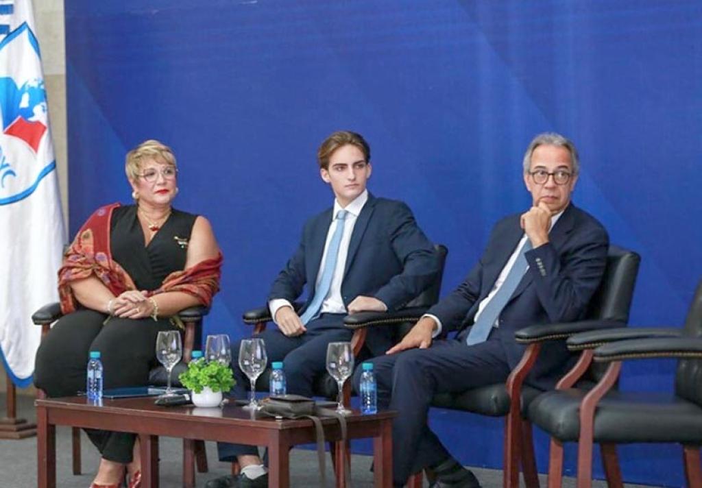 Vestigios del Corazón: un joven de 16 años irrumpe en la poesía dominicana