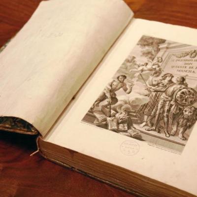 Un Quijote escrito a pulso: un profesor español dedica casi siete años a copiar la obra maestra de Cervantes en caligrafía gótica