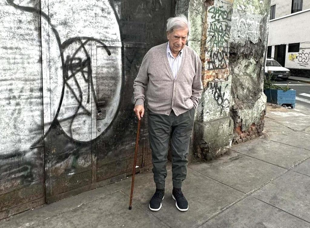 Volver a vivir los escenarios literarios: Vargas Llosa recorre sus propias ficciones antes de partir