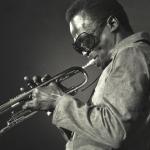 Miles Davis: cinco álbumes esenciales para recordar al legendario trompetista y compositor de jazz