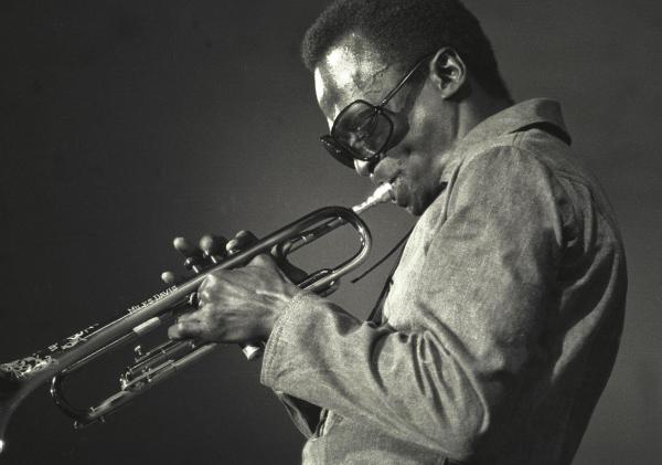 Miles Davis: cinco álbumes esenciales para recordar al legendario trompetista y compositor de jazz
