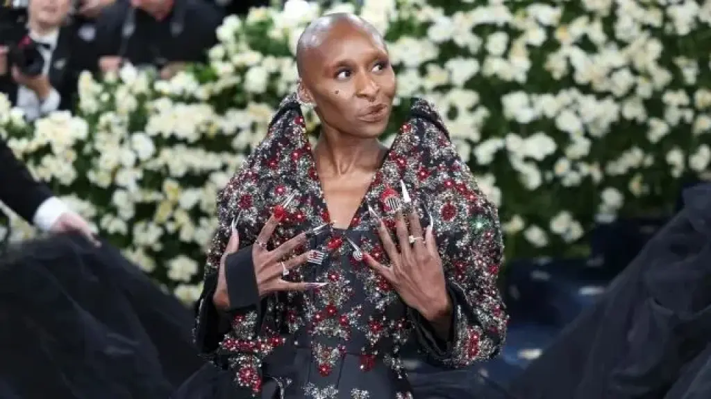 Brillar sin pedir permiso: la moda negra toma la Met Gala