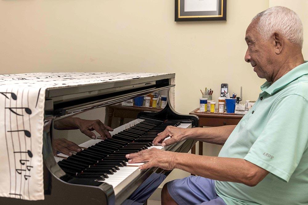rafael-solano-tocando-piano