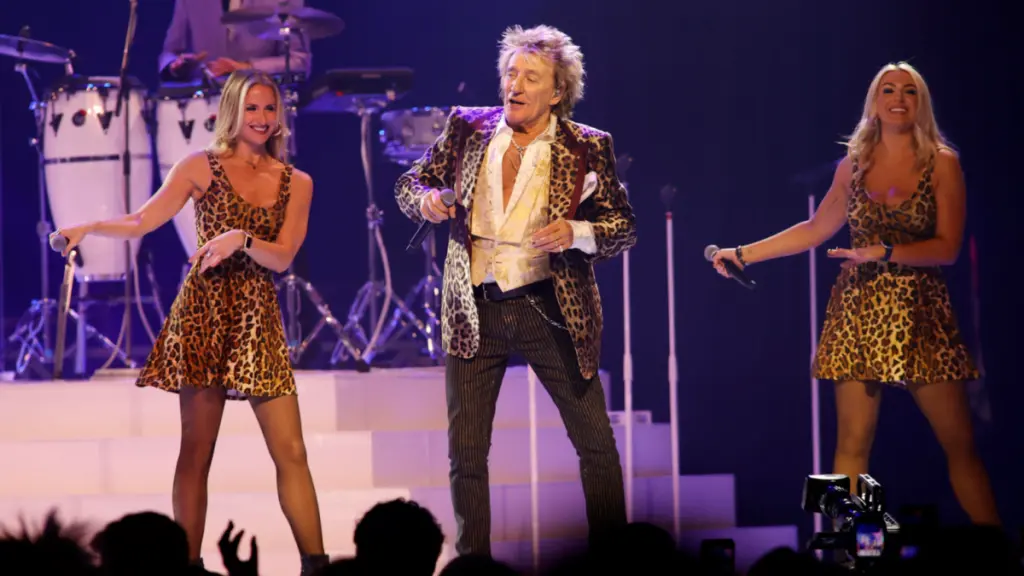 Una noche para no olvidar: Rod Stewart despide Santo Domingo con clásicos y emoción