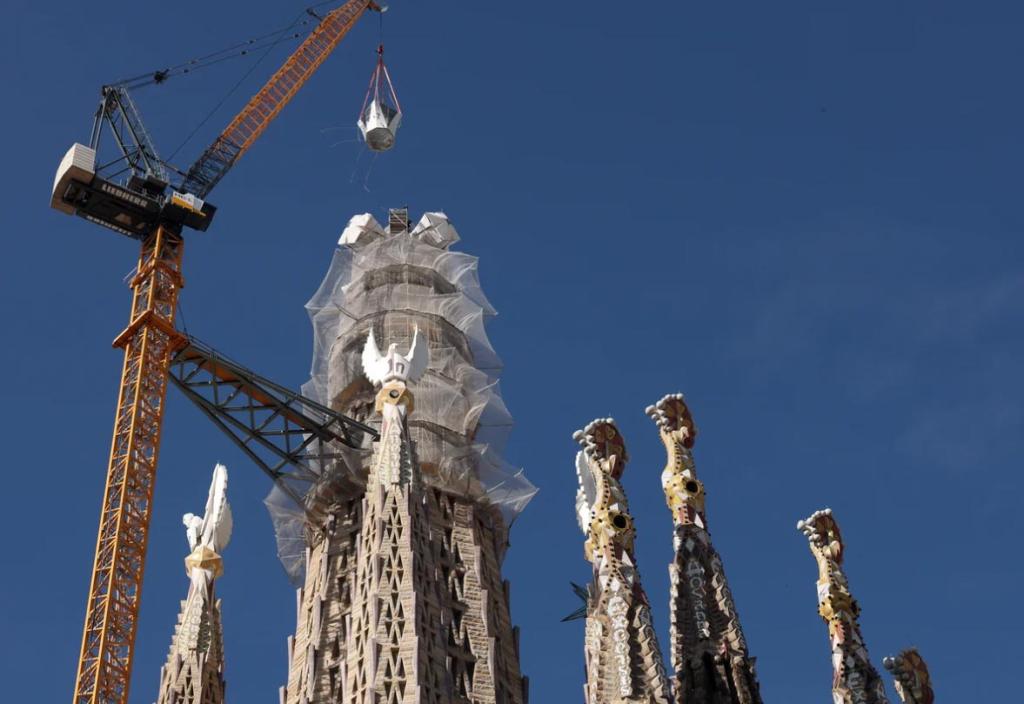 La Sagrada Familia culmina su torre central y se erige como la iglesia más alta del mundo