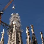 La Sagrada Familia culmina su torre central y se erige como la iglesia más alta del mundo