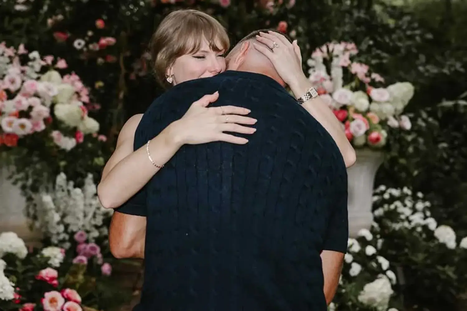 taylor-swift-travis-kelce-04-082625-dd0c5f64b2b14a55adaf90b25cd0aae6