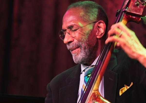 Ron Carter: el pulso invisible del jazz moderno